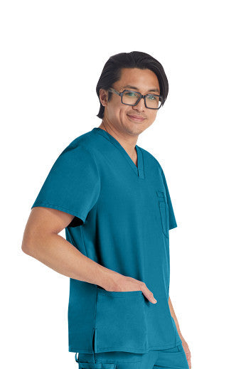 Menβs Dickies DK645 & DK015 scrub set with V-neck top and cargo pants for medical professionals